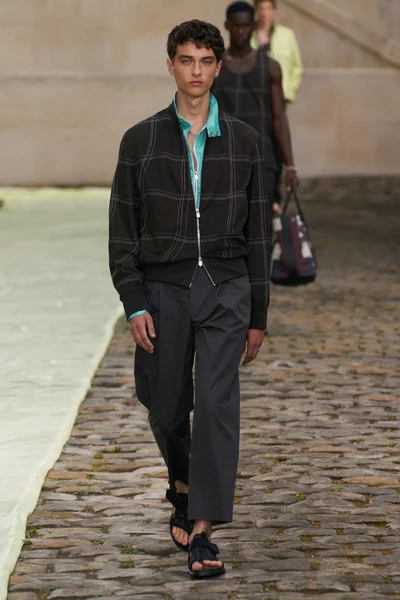Look 18
